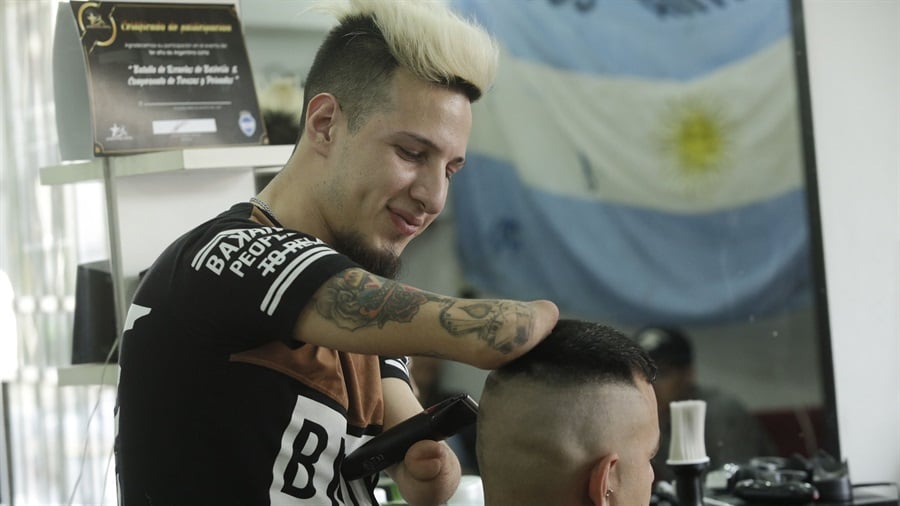 (+Video) Tenacidad: Discapacidad motora no impide a joven argentino cumplir su sueño de ser barbero