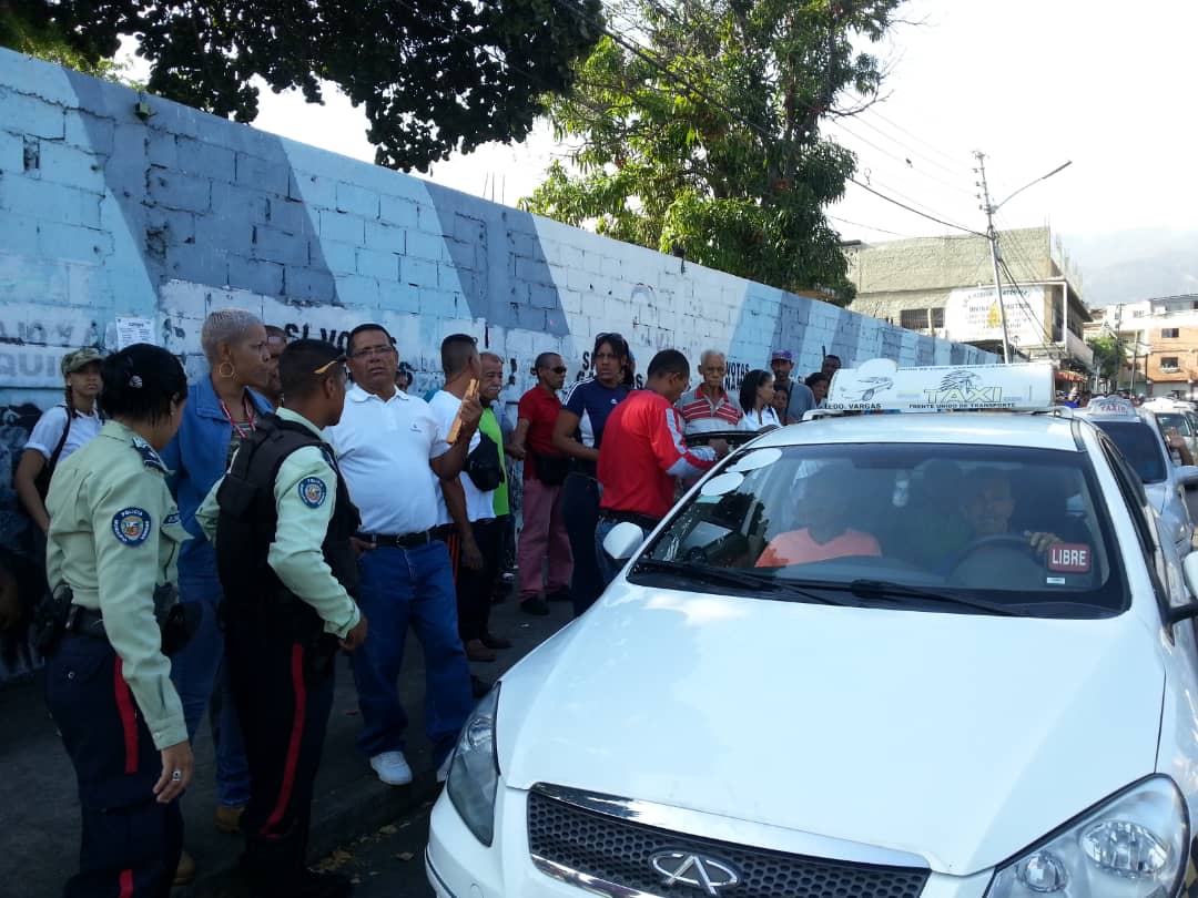 Traslado gratuito brindan taxistas y mototaxistas a usuarios en el estado Vargas