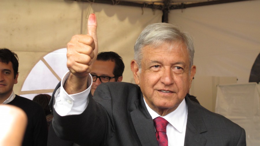 Candidato izquierdista mexicano López Obrador vota y pide elecciones pacíficas