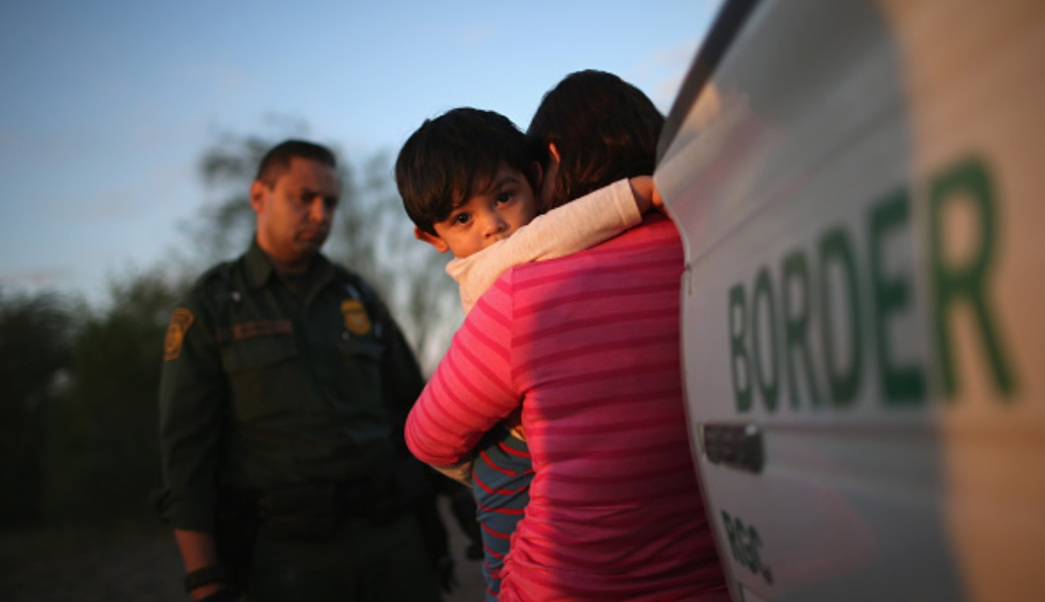 EE. UU. solo ha reunido a 450 niños migrantes con sus padres