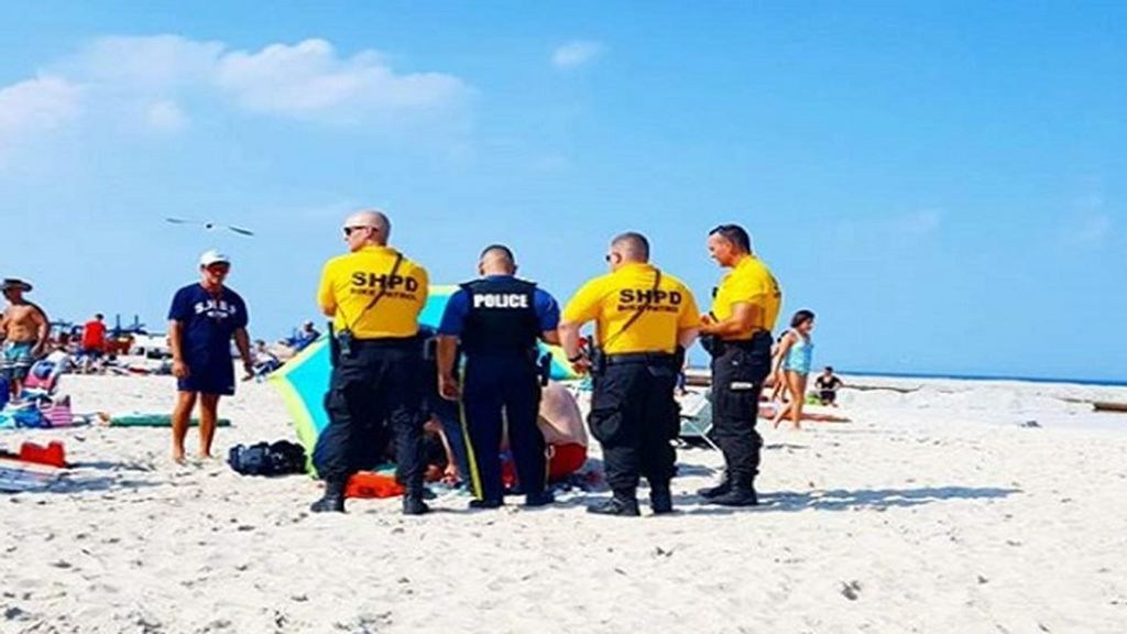 Una sombrilla hiere gravemente a una turista en una playa estadounidense