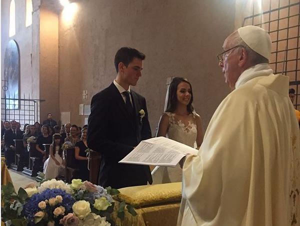 El papa Francisco llegó de sorpresa a una capilla y ofició una boda