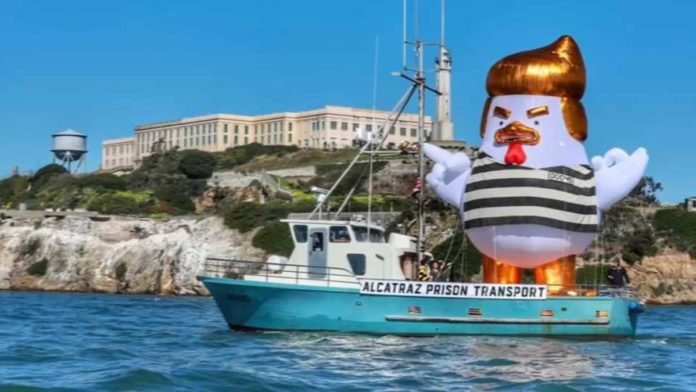 El «Pollo Trump» navegó por San Francisco con uniforme de prisión (+VIDEO)