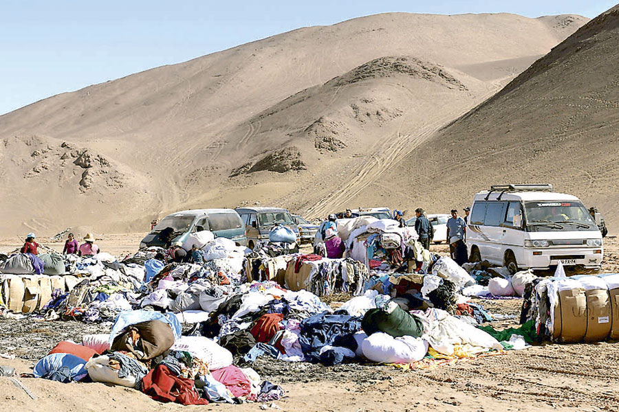 Contaminación con ropa en el desierto apunta a comerciantes de la Zofri