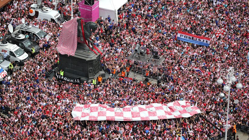 Croacia recibió como héroes a su selección nacional de fútbol (+FOTOS)