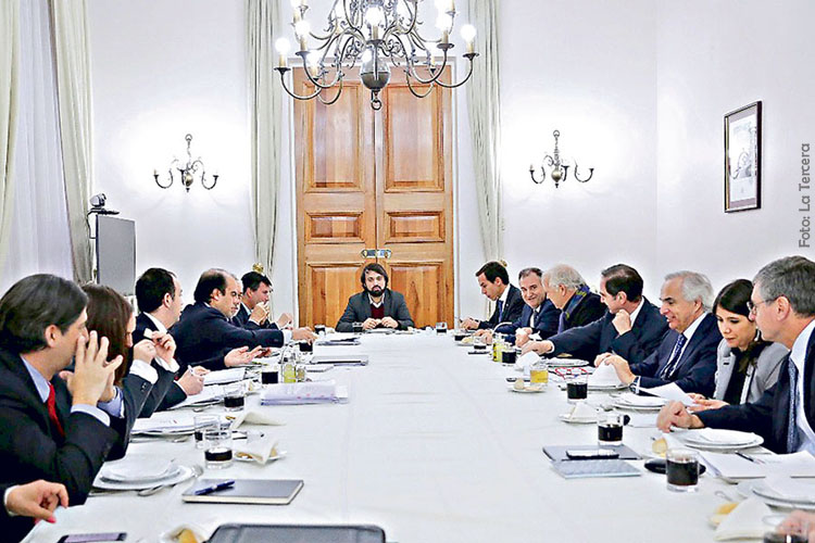 Alcaldía Ciudadana se refiere a particular foto de Sharp «presidente» en La Moneda