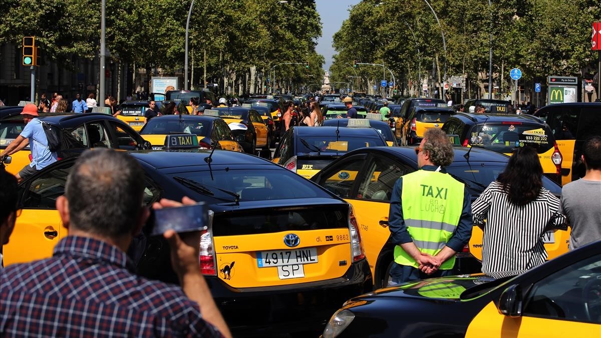 Taxistas de Barcelona y de Madrid se declaran en huelga indefinida