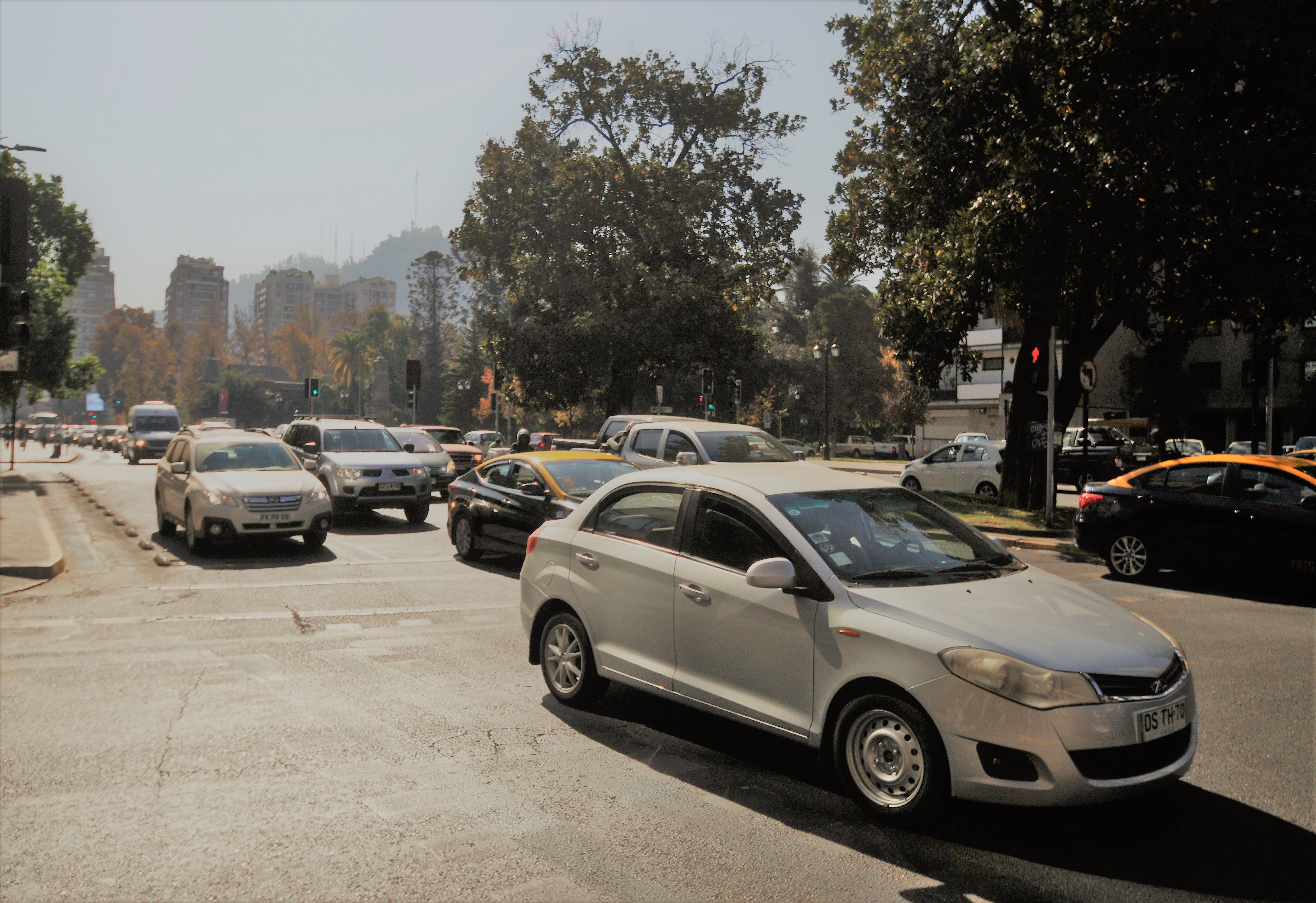 Parlamento aprueba reducción a 50 k/h para vehículos en zonas urbanas