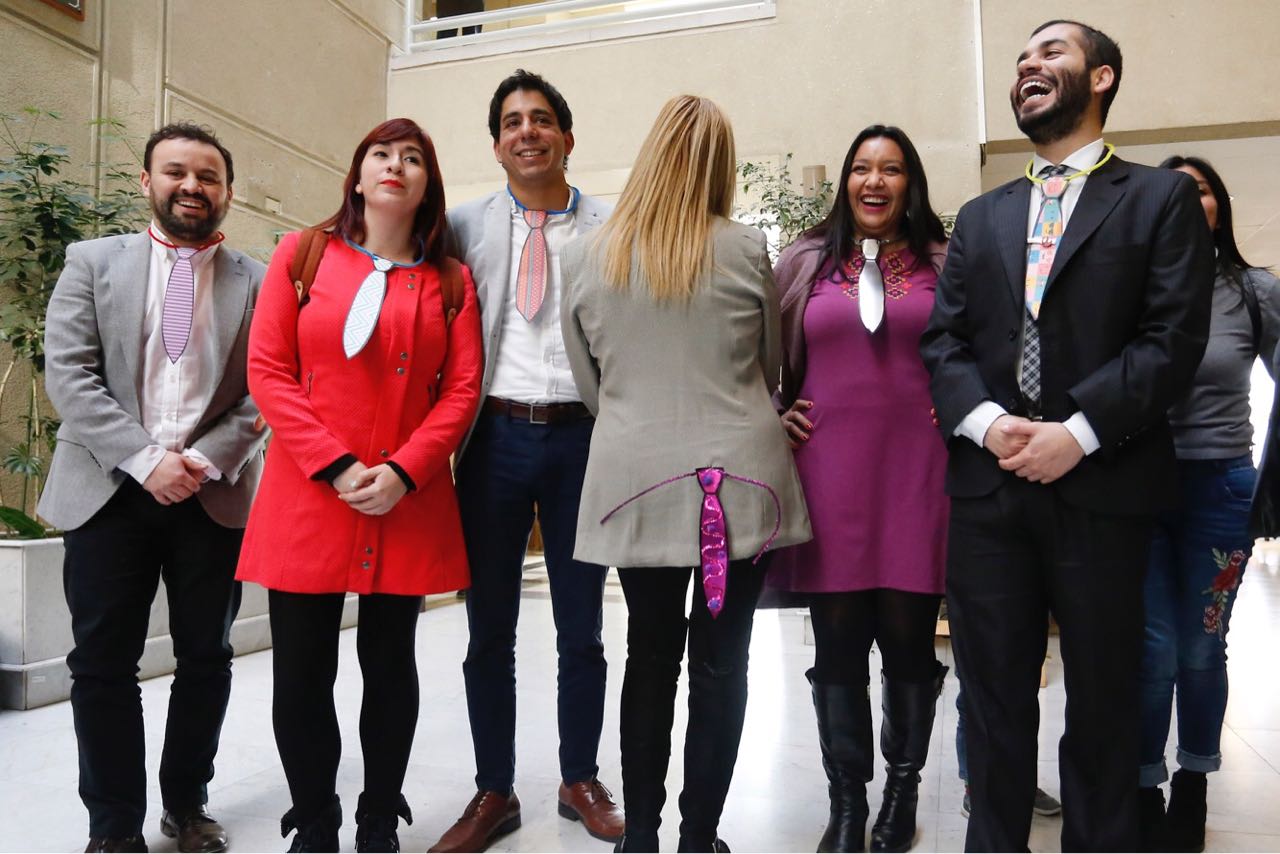 Frente Amplio ironiza ante «ridícula» queja de diputados por abogado sin corbata