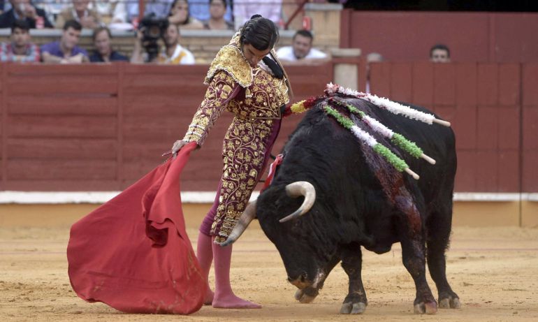 (+Video) Toro arranca cuero cabelludo al torero Juan José Padilla