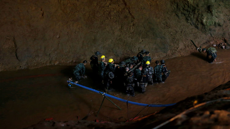 Militares revelan nuevo vídeo sobre el estado de salud de los niños atrapados en una cueva de Tailandia