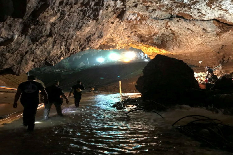 Misión cumplida: Los 12 niños y su entrenador fueron rescatados de una cueva en Tailandia