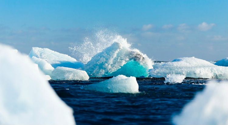 (+Video) Un iceberg de 6 km se desprende de un glaciar en Groenlandia
