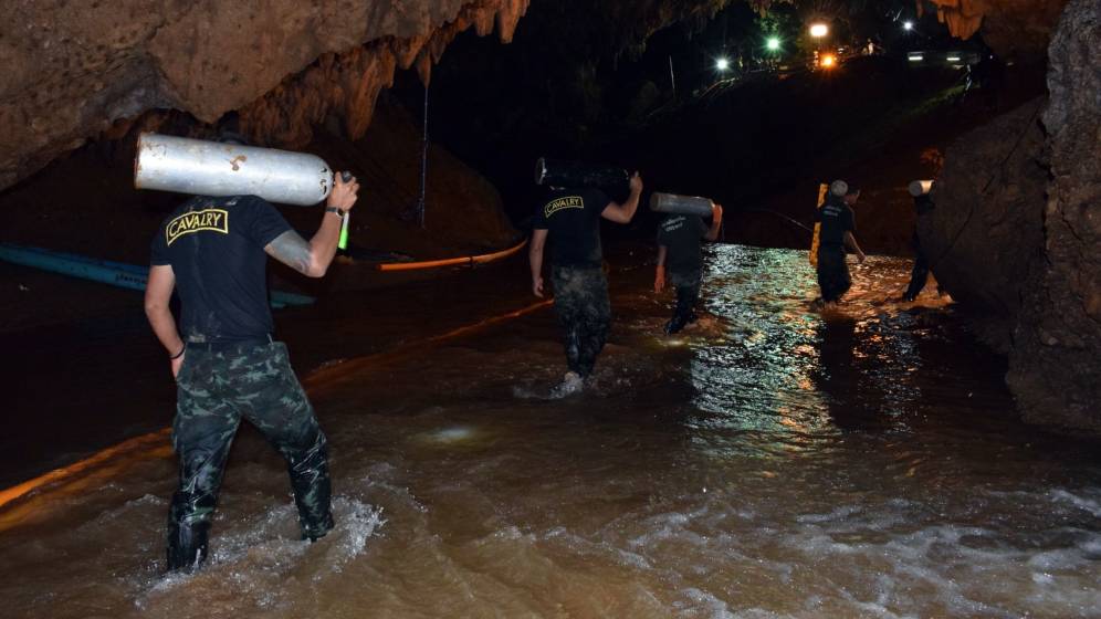 Muere buzo rescatista de niños atrapados en cueva de Tailandia
