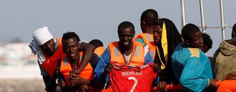 Rescatados ocho inmigrantes entre chatarra intentando llegar a la península ibérica