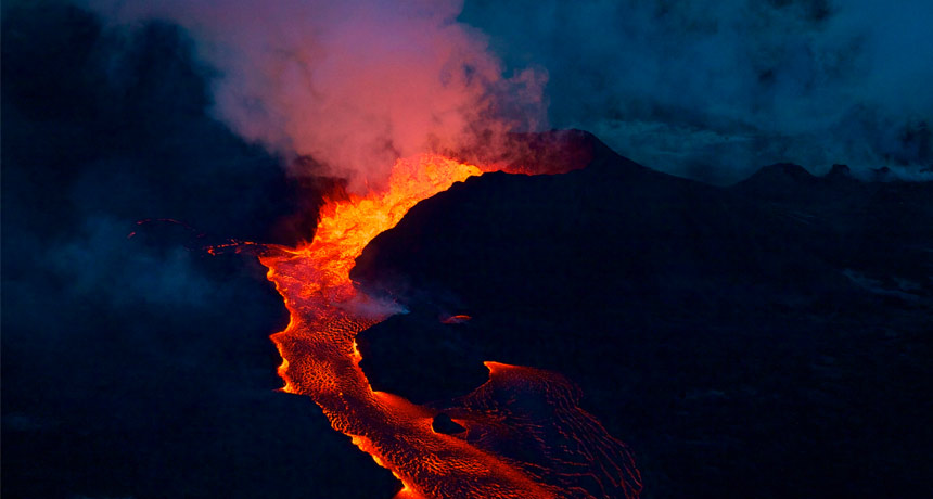 Video: Volcán Kilauea desplaza gran fragmento de fuego en una de sus fisuras