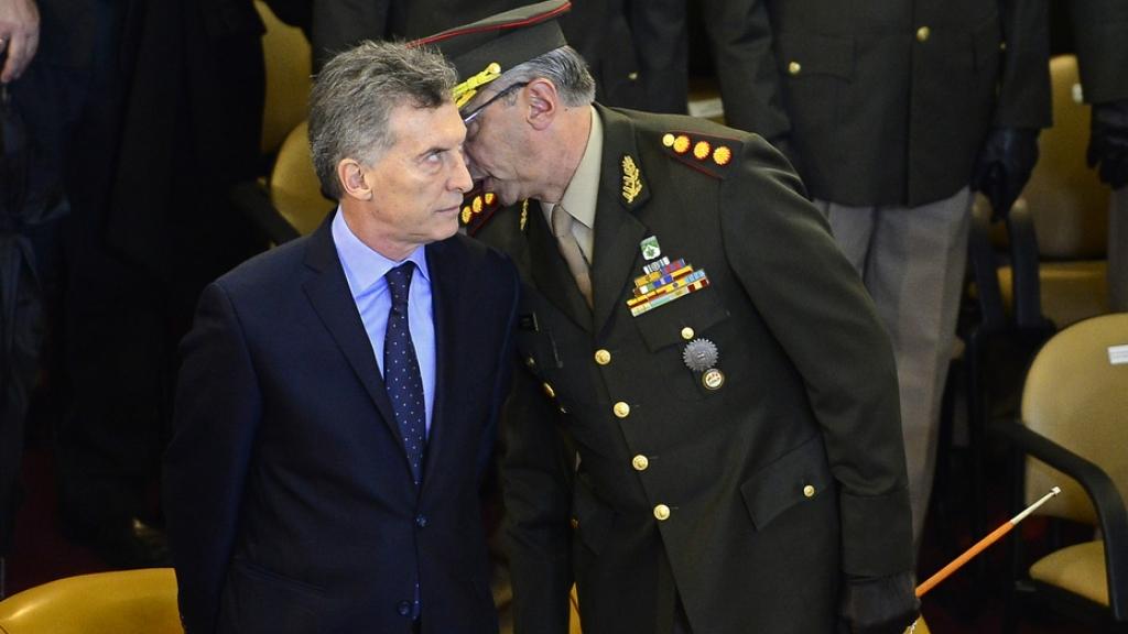 Macri para los militares sí hay aumento, para el resto austeridad y despidos