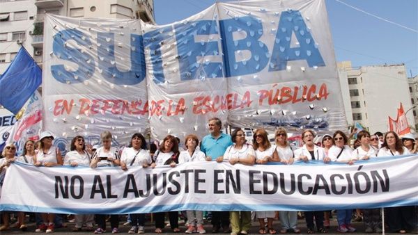 Docentes argentinos toman las calles contra la represión y recortes de Macri