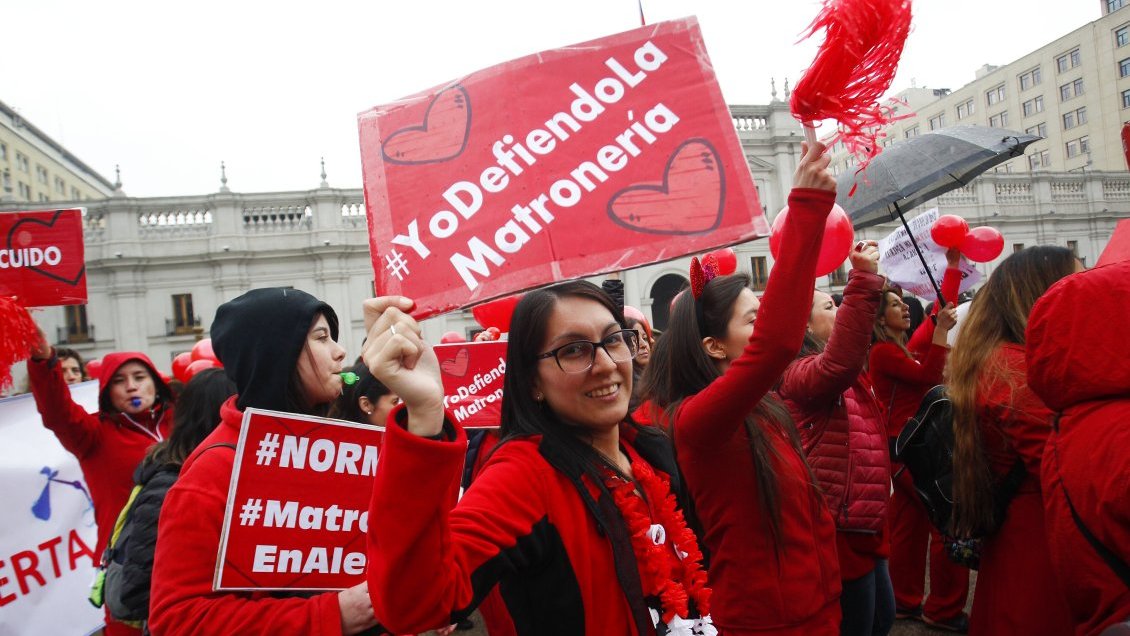 Matronas marchan en Santiago y llaman al gobierno a «ajustarse a derecho y modificar el Código Sanitario»