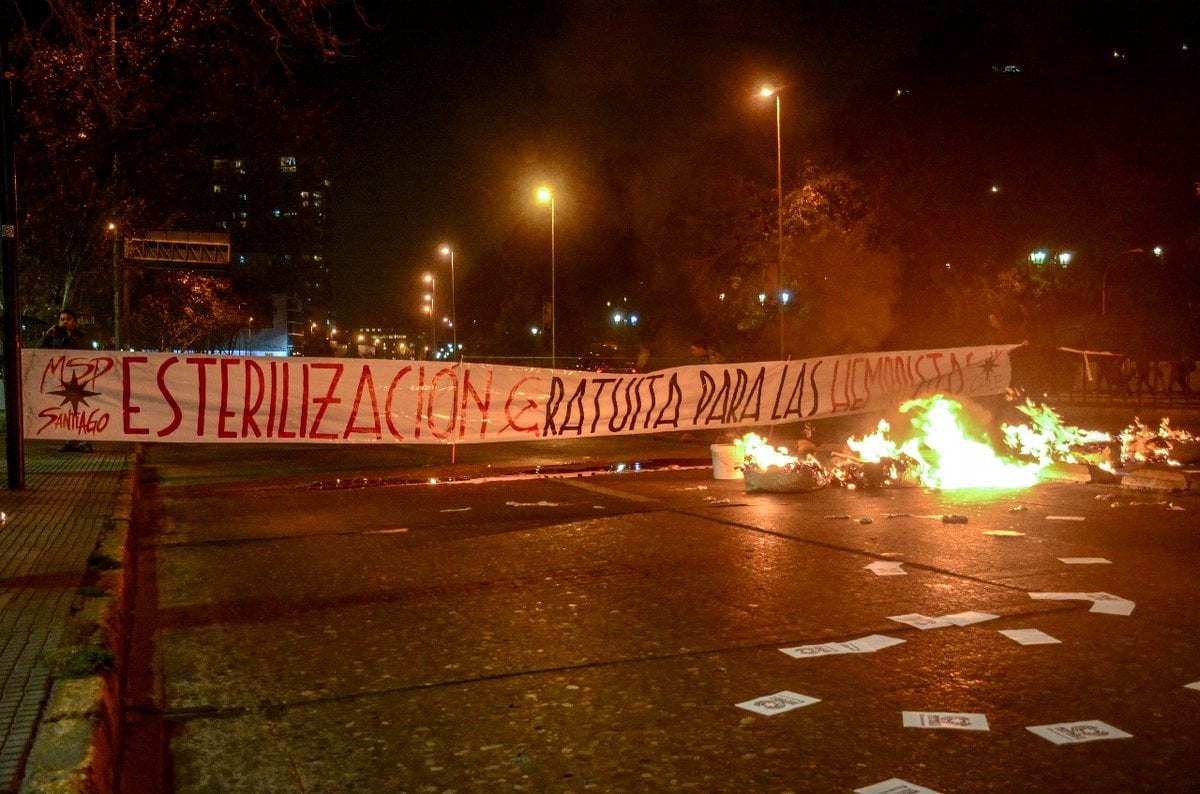 Movimiento neonazi se adjudica barricadas y ataque a mujeres en marcha feminista por el aborto libre