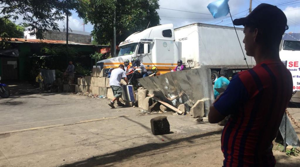 Más de 400 transportistas están retenidos por tranca opositora en Nicaragua
