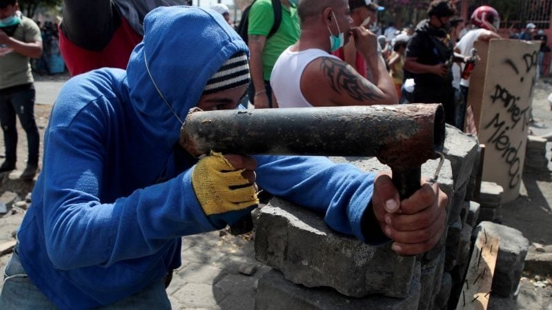 Grupos violentos opositores asesinan a otro policía en Nicaragua