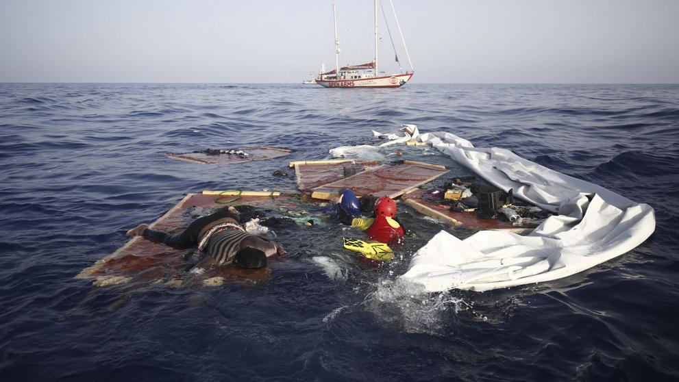 Otra embarcación naufragó en el Mediterráneo y fue abandonada a su suerte