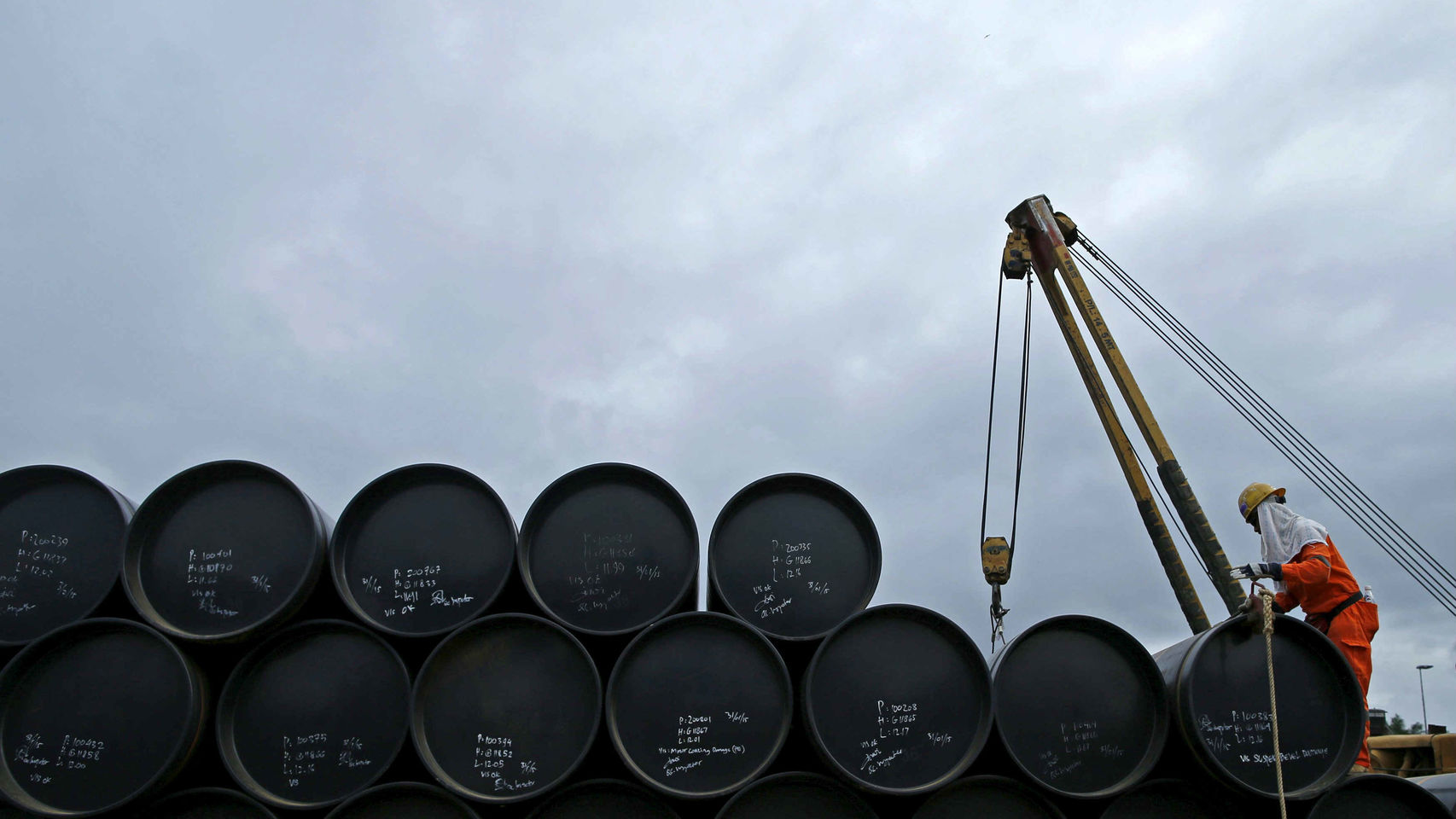 Mercado petrolero decae ante incertidumbre de una guerra comercial