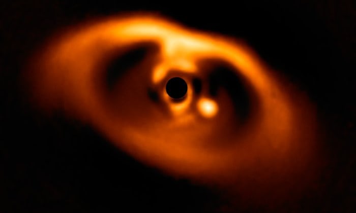 Por primera vez fotografían directamente un planeta recién nacido junto a su joven estrella