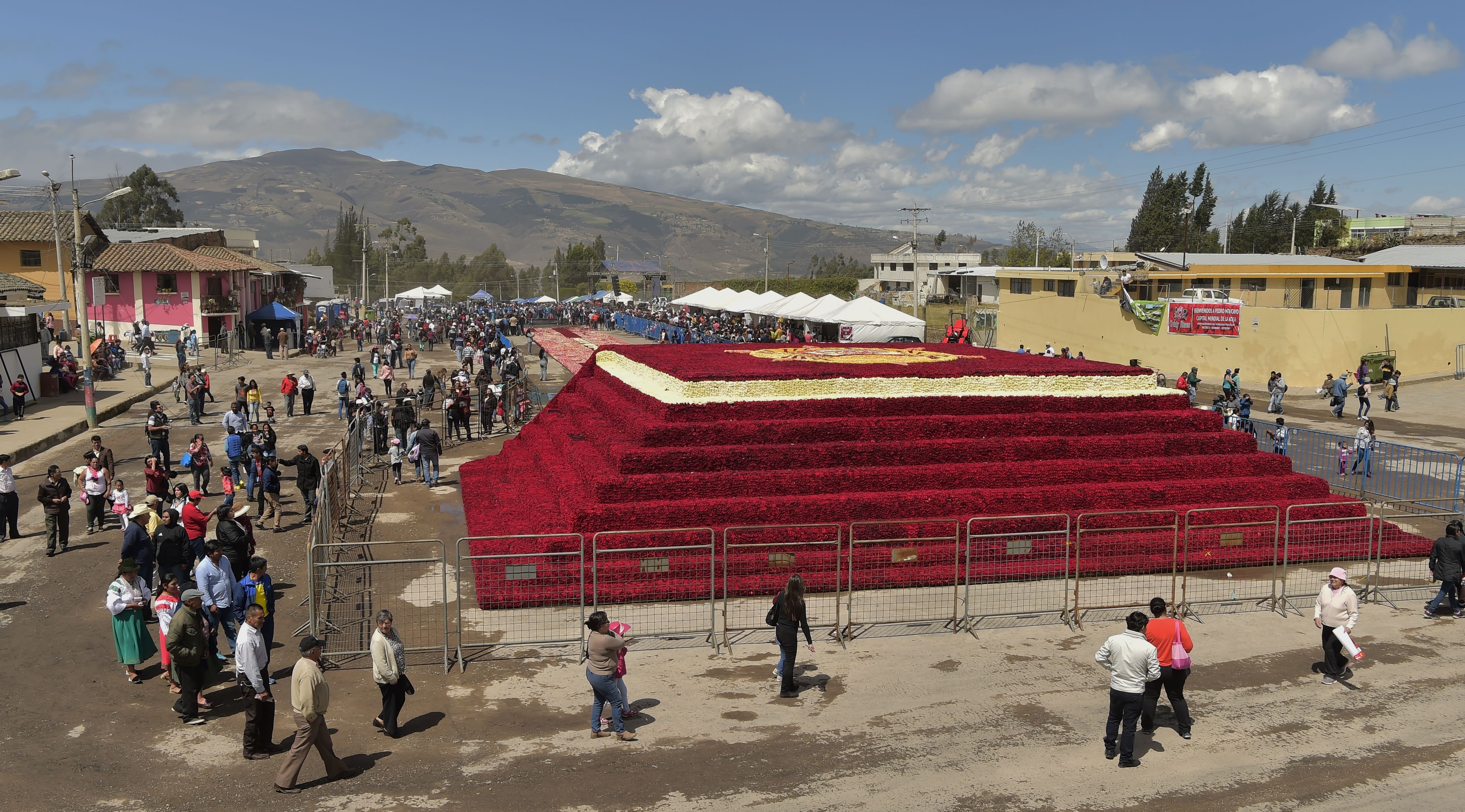 Ecuador consigue récord Guinness con gigantesca pirámide de rosas (+VIDEO)