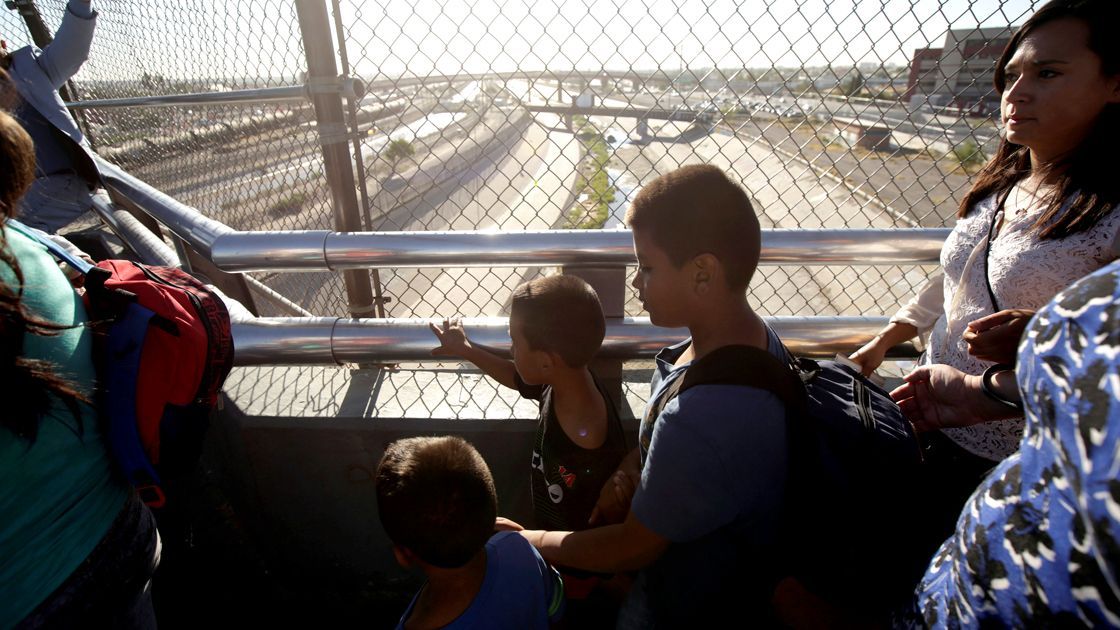EE. UU. deja a 711 niños migrantes sin reagrupar con sus padres