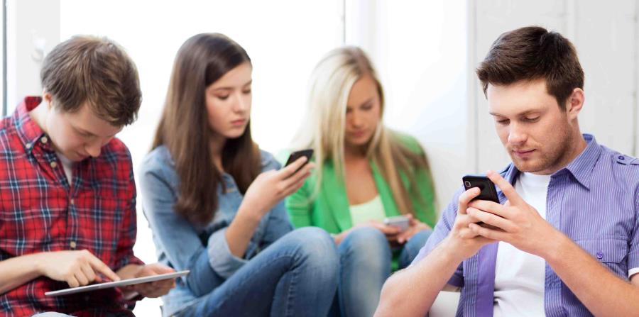 ¿Usas celular? Malos hábitos que pueden dañar irreversiblemente tu salud