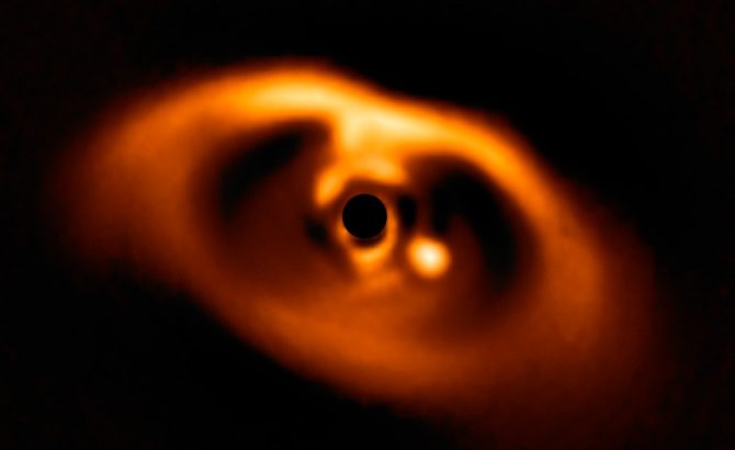 (+Vídeo) Astrónomos publican foto de un planeta recién nacido