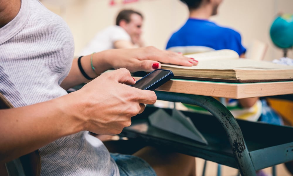 Prohibir o no prohibir los teléfonos en la escuela, esa es la cuestión