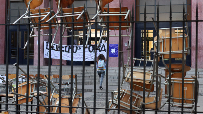 Estudiantes de Derecho de la U. de Chile deciden continuar con toma feminista tras no llegar a acuerdo con autoridades del plantel