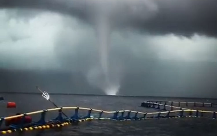 (+Video) Pescadores filman dos tornados sobre el mar Negro