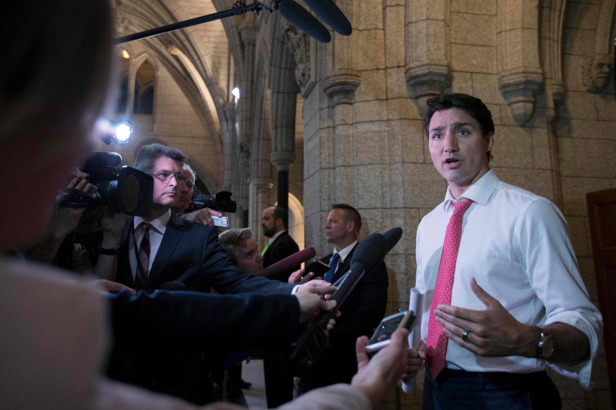 Primer Ministro de Canadá niega haber manoseado a una periodista