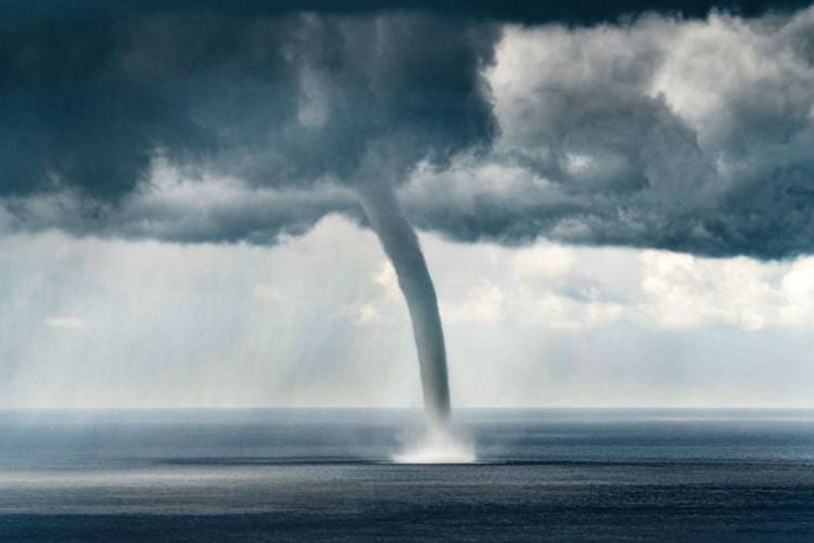 (+Video) Un pescador capta la formación de un tornado marino antes de ser alcanzado