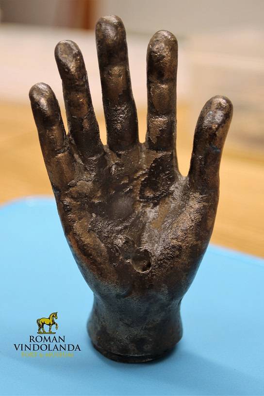 Insólito: Arqueólogos de Inglaterra encuentran la mano de un Dios