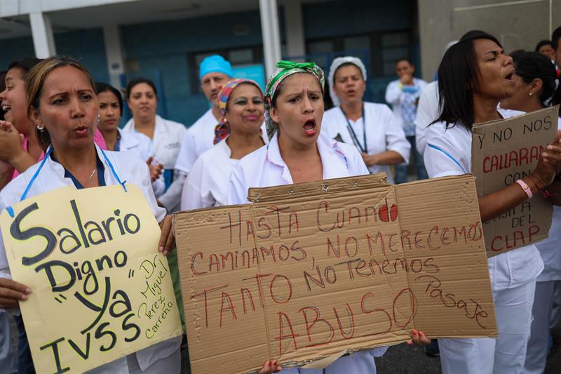 Trabajadores del sector salud de varios países de Suramérica protestan por condiciones laborales
