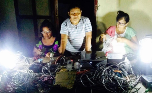 Abuelas indígenas viajan hasta la India para traer electricidad a su pueblo