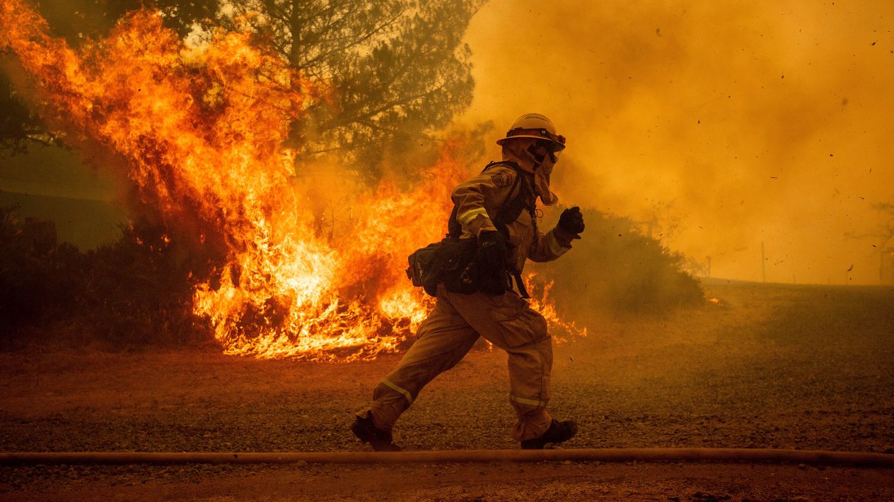 Más de 13 mil bomberos combaten 16 incendios en California