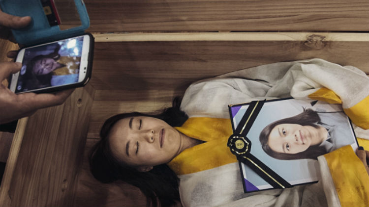 Mujer se duerme dentro de un ataúd para atraer la suerte y se muere