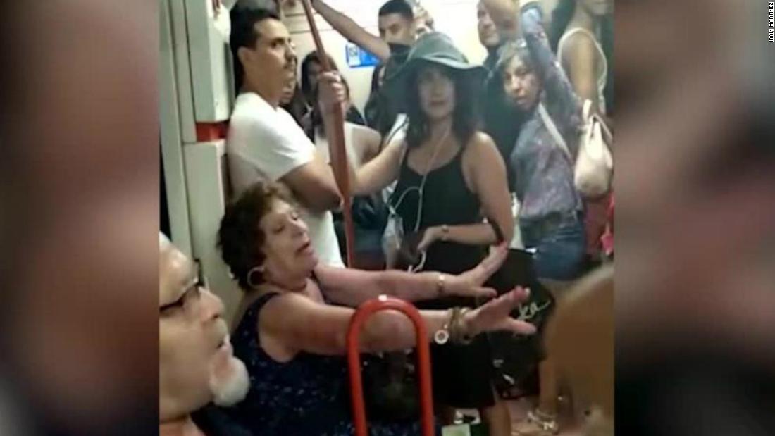 Mujer española insulta a madre extrajera por sentar a su hija en el metro (+Video)