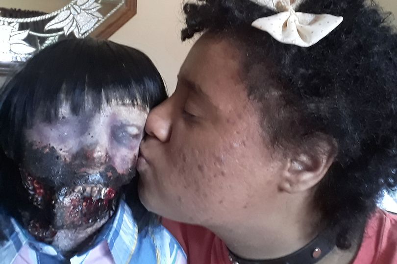 Mantiene relaciones con muñeca zombie y dice que se va a casar con ella (+Fotos)