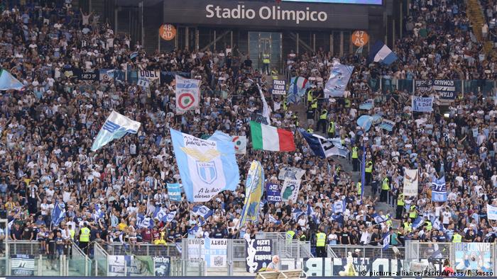 (Foto) «Aquí no aceptamos a mujeres sino más allá de la décima fila», reza nota sexista durante partido del Lazio-Nápoles