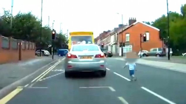 (Video) Momento en que un niño se atraviesa en una avenida para ir tras el camión de helados