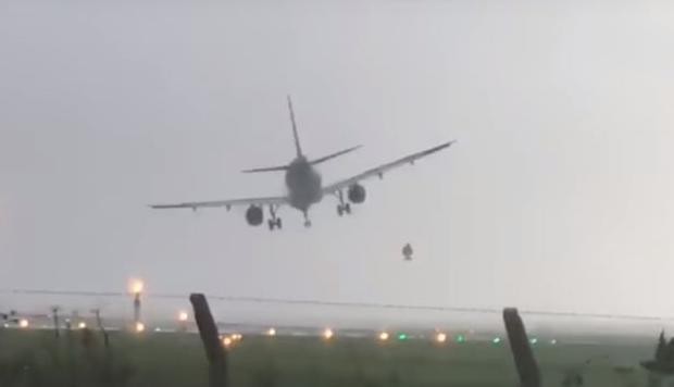 (Video) Avión intenta aterrizar y es sacudido por fuertes vientos de tifón en Japón