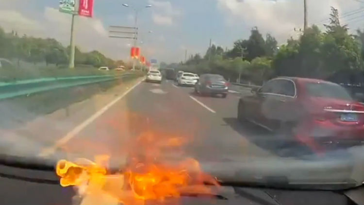 (Video) IPhone explota en llamas mientras mujer conducía y esto sucedió