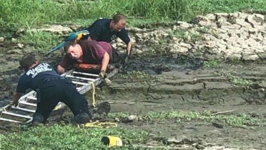 (Video) Salvan a un hombre hundido en el lodo con su loro sobre el hombro